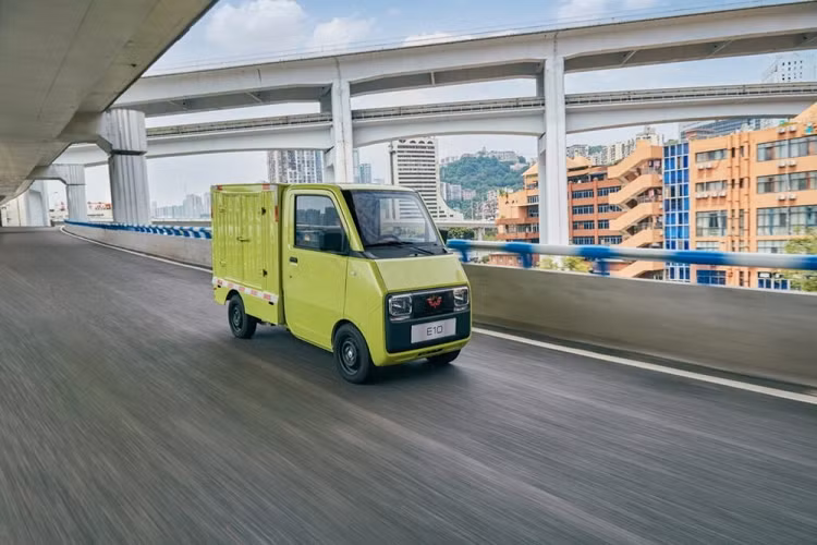 Mặc dù có kích thước nhỏ nhưng Wuling E10 vẫn được trang bị thùng chở hàng phía sau với dung tích lên đến 1.699 lít. Tuy nhiên, vì có trọng lượng khô chỉ 620 kg nên mẫu xe này sở hữu tải trọng giới hạn ở mức 200 kg. Là xe LCV nên E10 có thiết kế ngoại thất khá đơn giản với đèn pha Halogen hình vuông và ốp màu đen bóng, tích hợp logo Wuling trên đầu xe. Bên cạnh đó là bộ vành thép có đường kính chỉ 12 inch.