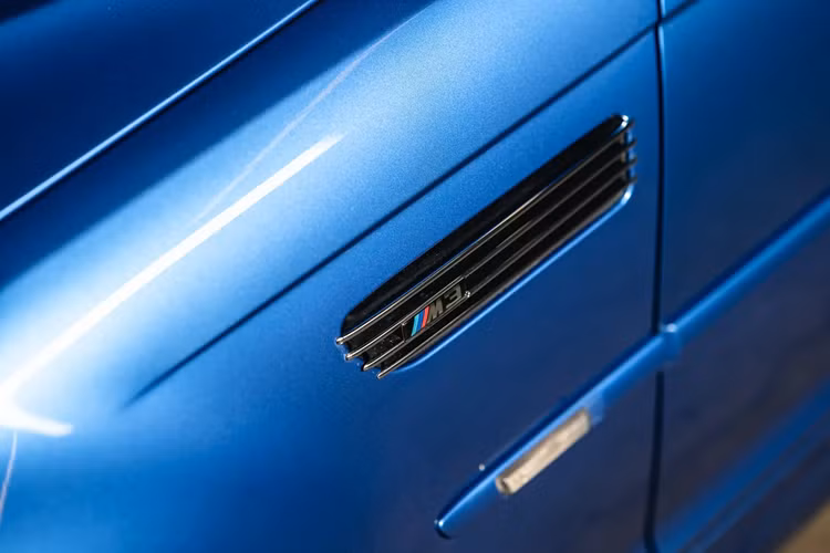 Điểm nổi bật của BMW M3 đời 2003 chính là màu sơn xanh đặc biệt mà BMW gọi là “Estoril Blue Metallic” do bộ phận BMW Individual thực hiện. Tông màu sơn này gợi nhớ đến M3 phiên bản E36.