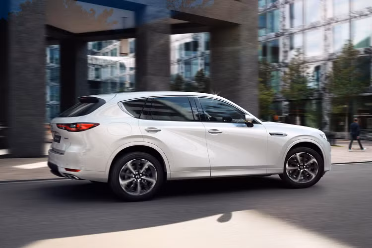 Mazda cho biết, cả hai biến thể đều có cùng tốc độ tối đa 219 km/h, nhưng phiên bản xăng có thể tăng tốc 0-100 km/h nhanh hơn với chỉ 6,9 giây so với 7,3 giây của động cơ diesel. Ngoài ra, hãng xe Nhật cũng tối ưu cách thức vận hành để cả hai loại động cơ đem đến trải nghiệm gần như tương đương nhau.