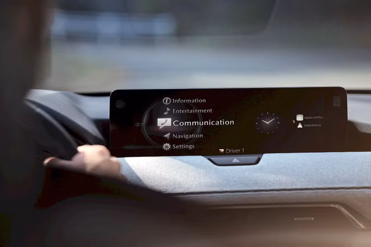 CX-60 mới cũng được trang bị tiêu chuẩn hệ thống chọn chế độ lái Mi-Drive với 4 tùy chọn gồm Normal, Sport, Off-Road và Towing. Cùng với đó là Hệ thống hỗ trợ lực kéo khi đi địa hình Off-Road Traction Assist, Hệ thống kiểm soát tư thế động học Kinematic Posture Control và hệ thống tạm ngắt động cơ i-Stop.