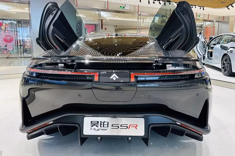 Nhìn từ bên hông, các đường nét của xe mới rất mượt mà, kiểu dáng trượt về phía sau tạo cảm giác khỏe khoắn khi di chuyển. Các tấm ốp hông cũng được trang bị một bộ phụ kiện khí động học và mâm xe 5 chấu có lực cản thấp càng làm tăng thêm sự cá tính cho xe.