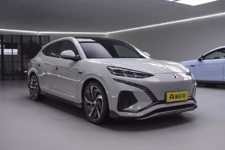 Hiện BYD chiếm 90% cổ phần, trong khi hãng xe sang Đức chỉ sở hữu 10% còn lại. Thương hiệu này đã đặt mục tiêu chuyên sản xuất các loại xe điện, đặc biệt là trong phân khúc SUV từ bình dân đến cao cấp.