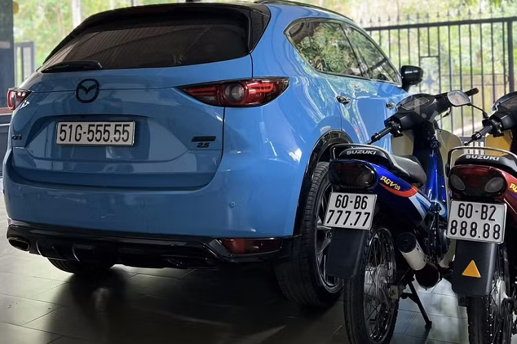 Người mua chiếc Mazda CX-5 mang biển số 55555 của đầu số 51G của TP HCM đã chia sẻ tốn 2,5 tỷ đồng cho giao dịch này, trước đó, xe được bán với giá 2,4 tỷ đồng và có thể thấy, giá trị của chiếc Mazda CX-5 đời 2018 không bị trượt giá sau 5 năm.