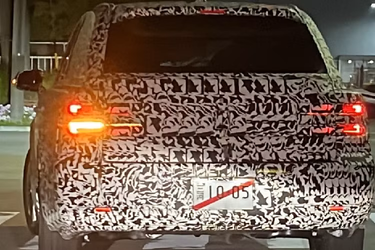Cho đến thời điểm hiện tại, chưa có thông tin chính thức nào liên quan đến mẫu SUV hạng sang này được tung ra. Ngay cả tên gọi chính thức của xe cũng chưa được hé lộ. Đại lý tại Nhật Bản khẳng định họ chưa nhận được thông tin về Toyota Century SUV mới. Tuy nhiên, theo một số khách hàng, họ đã được hãng Toyota bí mật liên hệ và cho biết: "Loại xe này sẽ xuất hiện nên xin hãy chuẩn bị".