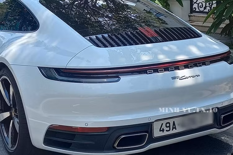 Như vậy, mỗi phân khúc cũng như hãng xe, đại gia này sở hữu cho mình 1 dòng, phiên bản khác nhau, chẳng hạn siêu xe có thương hiệu Ferrari với chiếc F8 Spider, đây là quà tặng mà doanh nhân này đã tặng cho "nóc nhà" khi vừa hạ sinh con.