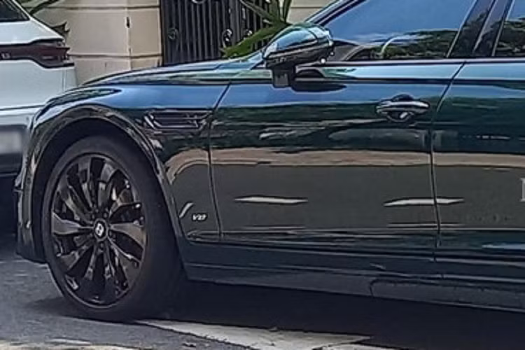 Ở phân khúc xe thể thao có Porsche 911 Carrera màu trắng, dòng xe SUV chia ra thành siêu SUV có Lamborghini Urus và SUV hạng sang là Mercedes-AMG G63 độ TopCar, sau cùng là xe siêu sang với Bentley Flying Spur V8.