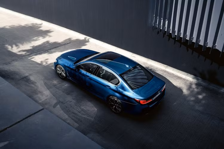 Nhờ được lắp ráp trong nước, cả 4 mẫu xe BMW tại Việt Nam đều giảm giá mạnh so với xe nhập khẩu. Trong đó, BMW 5-Series lắp ráp tại Việt Nam có giá 2,139 tỷ đồng cho bản 520i và 2,639 tỷ đồng cho bản 520i M Sport.