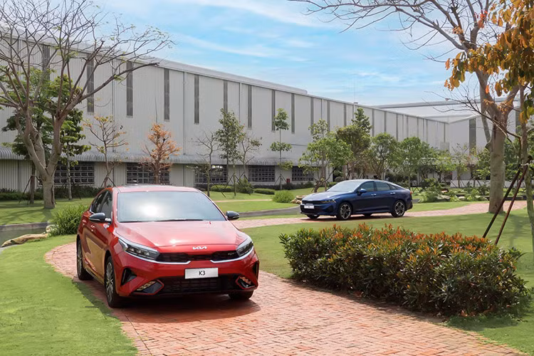Ở phân khúc sedan hạng C, Kia K3 được trang bị màn hình giải trí đa phương tiện kích thước 10,25 inch, hỗ trợ kết nối Apple CarPlay/ Android Auto, cửa sổ trời, khởi động xe từ xa bằng chìa khóa thông minh, cốp mở điện tiện dụng.