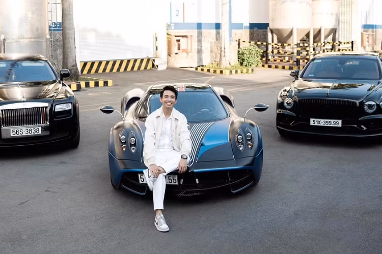 Trong bức ảnh mới đây được Minh Nhựa chia sẻ, chiếc xe siêu sang Rolls-Royce Ghost đã ở với gia đình của đại gia này trong hơn 1 thập kỷ qua, xe cũng mang biển số khá đẹp với cặp 38, kế tiếp là chiếc xe siêu sang Bentley Flying Spur V8 chỉ mới được tay chơi này mua trong năm vừa qua, xe mang biển số tứ quý 9 và cũng là xe Bentley đầu đời anh sở hữu.