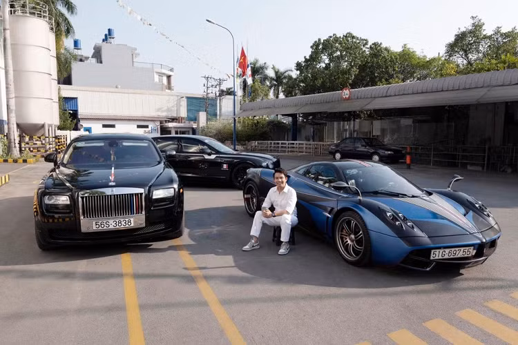 Kể từ khi mang Pagani Huayra về nước đến khi có biển số, Minh Nhựa mất gần 2 năm mới hoàn thành xong các thủ tục, đại gia này phải vận chuyển xe đến 282 Nơ Trang Long đến lần thứ 3 mới bấm được chiếc biển số 51G-697.55.