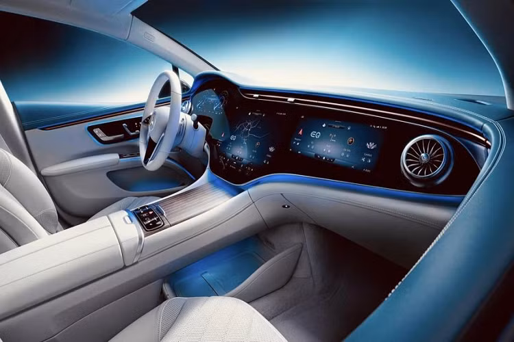 Mercedes-EQS 580 4Matic 2023 tại Việt Nam lại là sedan thuần điện với kiểu dáng thanh lịch và mềm mại với nhiều đường bo tròn theo hình cánh cung bên ngoài. Thiết kế này vừa đẹp mắt nhưng lại vừa mang tính khí động học cao.
