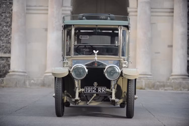 Chiếc Rolls Royce Double Pullman còn có tên là The Corgi và cái tên này được đặt theo một dòng đồ chơi được tạo ra để tôn vinh chiếc xe. Chiếc xe sang trọng và lộng lẫy này được một chủ sở hữu tên John M Stephens mua lần đầu tiên vào năm 1912 với mức giá 1.200 Euro, một con số khá cao vào thời đó.