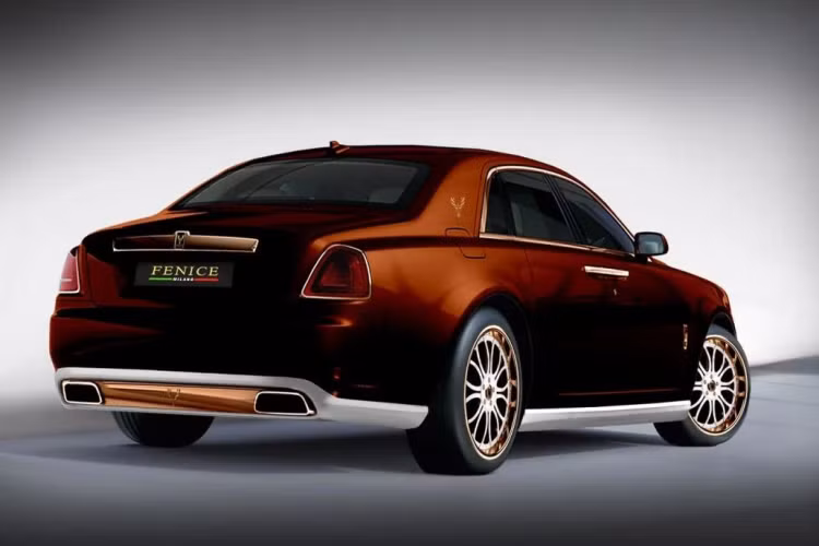 “Tôi nghĩ những gì Fenice làm với Rolls-Royce Ghost khá thú vị. Bản thân tôi không thích những mẫu xe mạ vàng như Ghost. Tuy nhiên, nhìn chung, đây là một mẫu xe kỳ lạ nhưng vẫn tỏa ra sức hút khó cưỡng,” Ông Brooks nhận xét. Rolls-Royce Milano Fenice Ghost Diva có giá ước tính lên đến 3 triệu USD (khoảng 73,365 tỷ đồng).