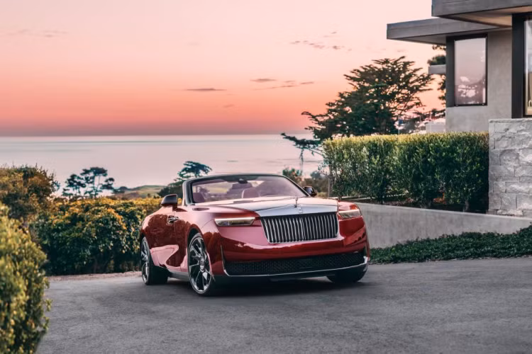 Điểm ấn tượng đầu tiên của Rolls-Royce La Rose Noire Droptail là màu sơn ngoại thất độc nhất vô nhị. Theo đó, lớp “áo” của chiếc xe độc bản lấy cảm hứng từ hoa hồng Pháp Black Baccara.