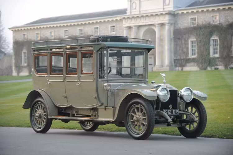  Rolls Royce Double Pullman Silver Ghost Limousine “The Corgi” (1912) “The Corgi” là một chiếc limousine mang số khung 1907 được sản xuất dựa trên khung gầm của Silver Ghost. Chiếc Rolls-Royce cổ này được chế tạo để mang đến sự thoải mái và tăng sự trải nghiệm của người lái. Mặc dù không phổ biến nhưng tại thời điểm đó, có một số chủ sở hữu thích tự lái xe hơn là ngồi ở khoang hành khách như những ông chủ.