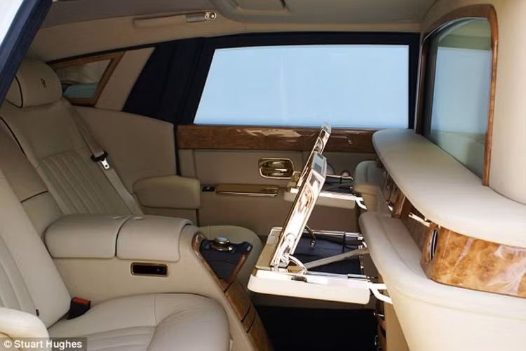 Điểm nhấn trên phiên bản này là số lượng vàng mà nó được “đắp” lên mình. Rolls-Royce Solid Gold Phantom sở hữu lên đến 120kg vàng 18k, số vàng này được trải đều khắp các chi tiết trên xe như bộ lưới tản nhiệt, đèn trước, đường viền phía đuôi xe, bánh xe,…