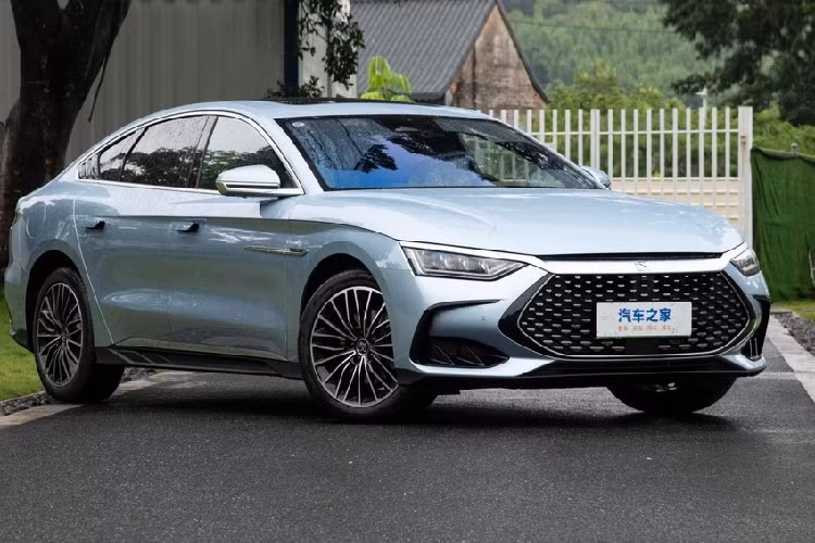 BYD Han DM-i 2023 bản Champion Edition có sự khác biệt rõ ràng nhất so với các bản còn lại đang bán ra trên thị trường chính là việc ngoại thất xe được bổ sung thêm màu sơn mới là Glacier Blue. Nhờ vào màu xanh băng mà ngoại hình của BYD Han DM-i Champion Edition 2023 đã trở nên lôi cuốn và bắt mắt hơn. Một số trang tin của Trung Quốc còn tự tin khẳng định, BYD Han DM-i Champion Edition 2023 có thể trở thành chiếc xe bán chạy nhất của dòng xe Han-Series.