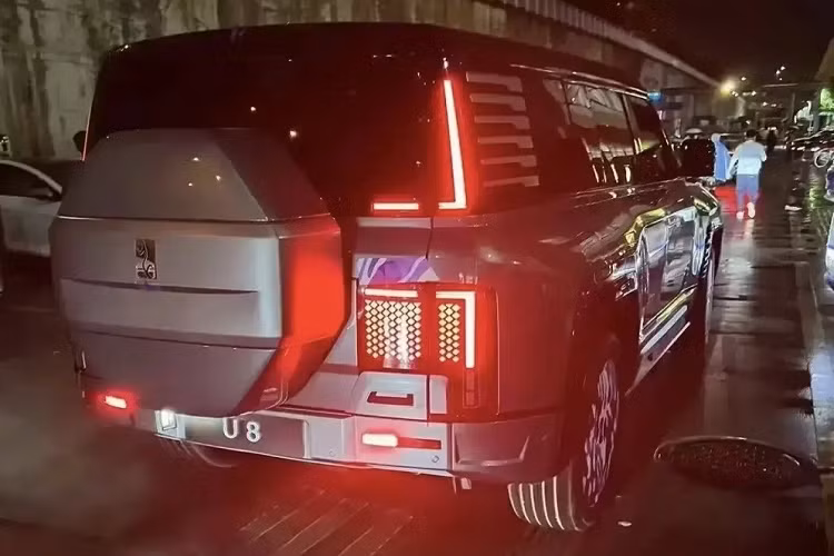 Đằng sau, BYD Yangwang U8 được trang bị cụm đèn hậu cỡ lớn với tạo hình chữ "L" bên trong. Ở hai bên kính chắn gió sau cũng có 2 dải đèn hình chữ "L" tương tự. Trên cửa cốp còn có lốp dự phòng với vỏ bên ngoài hình lục giác.