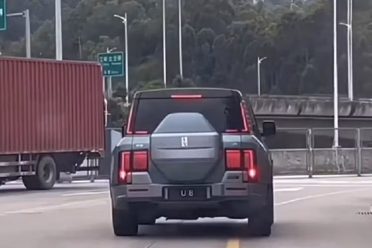 Ngoài ra, mẫu SUV thuần điện cỡ lớn này còn có hệ dẫn động 4 bánh điều khiển điện tử với các tính năng điều hướng mô-men xoắn nâng cao, tính năng xoay 360 độ tại chỗ, chế độ di chuyển sang ngang như cua bò và chế độ nổi trên mặt nước nhờ thân xe hàn kín chống nước. Mẫu SUV hạng sang này cũng có thể tiếp tục chạy ở vận tốc 120 km/h ngay cả khi bị thủng lốp.