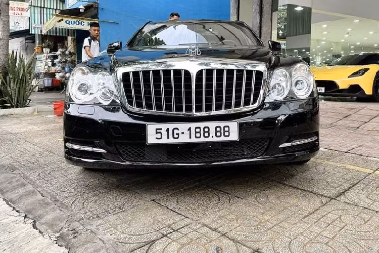Chưa hết, Maybach cũng từng sản xuất ra các vách ngăn được mạ vàng hay cả ốp đá theo tuỳ chọn của giới nhà giàu. Xe được trang bị động cơ V12, dung tích 5.5 lít tương tự như bản tiêu chuẩn, tuy nhiên, các kỹ sư AMG đã tinh chỉnh lại để mang đến công suất tối đa 612 mã lực và mô-men xoắn cực đại 1.000 Nm cho phiên bản đặc biệt.