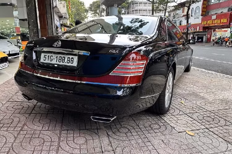 Nhìn vào ngoại thất chiếc xe siêu sang Maybach 62S mang biển tứ quý 8 này có thể thấy, xe thuộc phiên bản nâng cấp cuối cùng, trước khi thương hiệu Maybach bị khai tử, điều này thể hiện rõ nét nhất qua dải đèn LED chiếu sáng ban ngày xuất hiện 2 hốc gió trước, số nan lưới tản nhiệt tăng thêm mỗi bên 1 nan, tất cả đều được mạ crom bóng loáng. 
