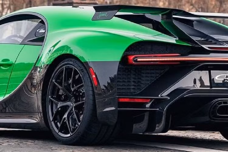 Đặc biệt, trên xe còn có chữ ký của đội phát triển chiếc Chiron Pur Sport này. Bên cạnh đó, tên thương hiệu Bugatti cũng được sơn màu xanh Viper Green tạo điểm nhấn cho chiếc xe cuối cùng này.