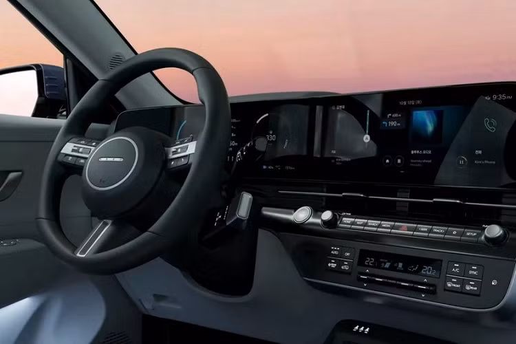 Bên trong Hyundai Kona Electric 2024 là không gian nội thất tương tự bản thường. Xe cũng được trang bị màn hình cong, kết hợp bảng đồng hồ kỹ thuật số và màn hình cảm ứng trung tâm đều có kích thước 12,3 inch. Đằng sau vô lăng là cần số điện tử mới.