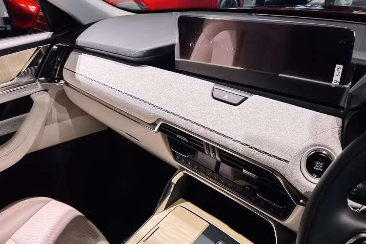 Các trang bị nội thất đáng chú ý của xe gồm có bảng đồng hồ kỹ thuật số, màn hình thông tin giải trí 12,3 inch, hỗ trợ Android Auto/Apple CarPlay, màn hình hiển thị thông tin kính lái HUD, điều hòa tự động 2 vùng với cửa gió dành cho hàng ghế sau, tính năng sưởi ở mọi vị trí, cửa sổ trời toàn cảnh Panorama và hệ thống âm thanh Bose 12 loa tùy chọn.