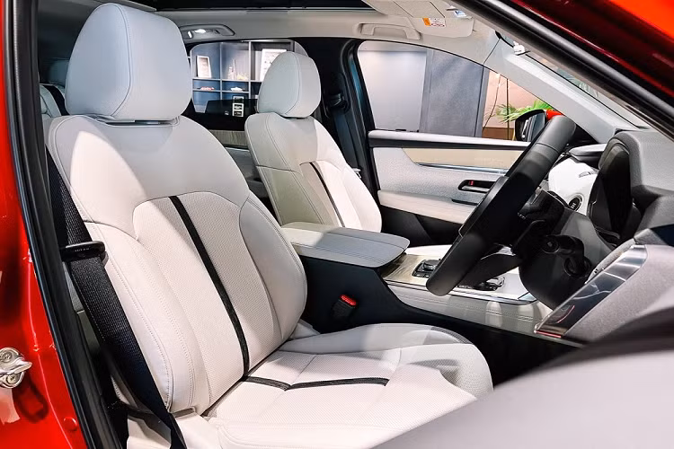 Dù dùng động cơ nào, Mazda CX-60 cũng đi kèm hộp số tự động 8 cấp tiêu chuẩn. Trong đó, bản 4x2 AT được trang bị hệ dẫn động cầu sau RWD. 2 bản còn lại đều dùng hệ dẫn động 4 bánh toàn thời gian AWD.