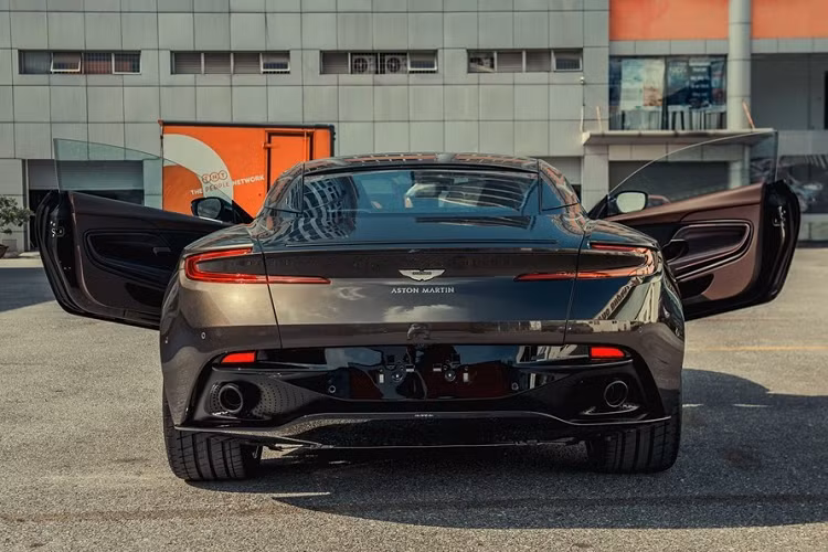 Điểm khác là Ferrari Purosangue sử dụng đèn LED chiếu sáng ban ngày là 1 thanh ngắn, nối ngay giữa tâm của đèn pha có hình chữ C đến hốc gió nhỏ. Còn Toyota bZ Sport Crossover Concept có đèn pha kéo dài sang hết đầu xe.