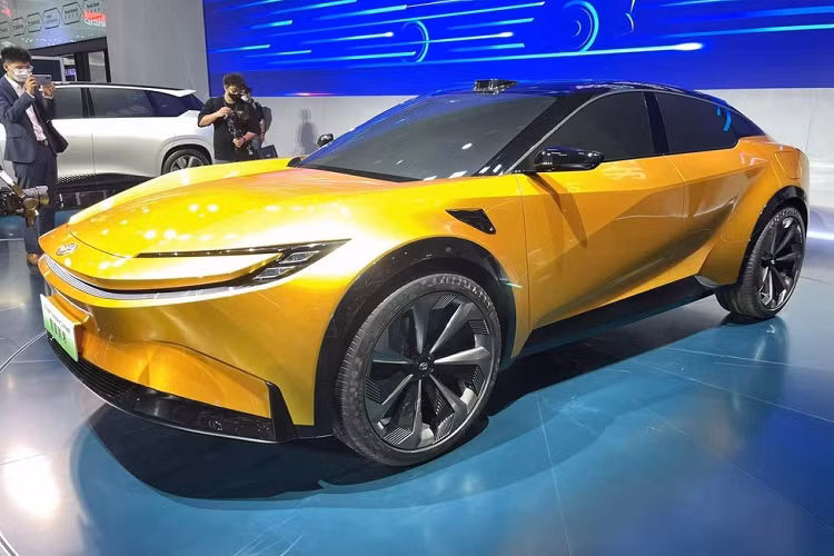 Triển lãm ôtô Thượng Hải 2023 đã chính thức diễn ra và tất nhiên, nhiều hãng xe đã mang đến các màn trưng bày, giới thiệu cùng các con "át chủ bài" của mình. Trong số những sự thú vị đó, tập đoàn Toyota Motor Corporation đã gây chú ý khi bắt tay với các thương hiệu FAW Toyota cho ra mắt mẫu xe Toyota bZ Sport Crossover Concept mới.