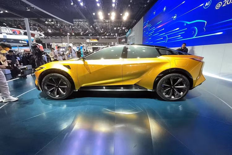 Vòng ra đuôi xe, nơi mà Toyota bZ Sport Crossover Concept lại gây tranh cãi vì đèn hậu quá giống Aston Martin DB11, tất nhiên, liên doanh Nhật Bản và Trung Quốc có thể phủ nhận vì đèn hậu của mình có phần chân dưới đèn được nối liền với nhau