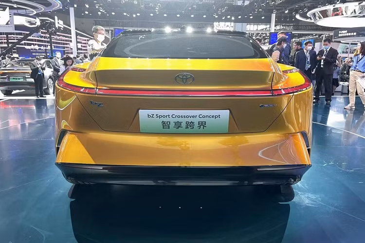 Cụ thể, đèn pha của xe Toyota bZ Sport Crossover Concept có thiết kế rất đẹp mắt, nó khá giống với chiếc xe điện bZ Compact SUV nhưng đã chỉnh lại, gọn hơn, kiểu Prius mới, nhưng đèn pha là 2 bóng đèn LED siêu sáng đặt ngay tâm điểm của chữ C, và nhìn kỹ, nó lại khá giống với thiết kế đèn pha của Ferrari Purosangue.