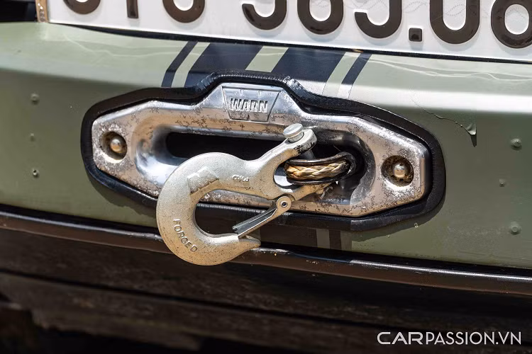 Ngoại thất của Cayenne sở hữu tông màu xanh "nhà binh" nhám với nhiều trang bị phụ kiện phục vụ cho off-road. Phần cản trước đã được lược bỏ đi cản bảo vệ như những người "anh em" Cayenne "nhà binh" của Trung Nguyên.