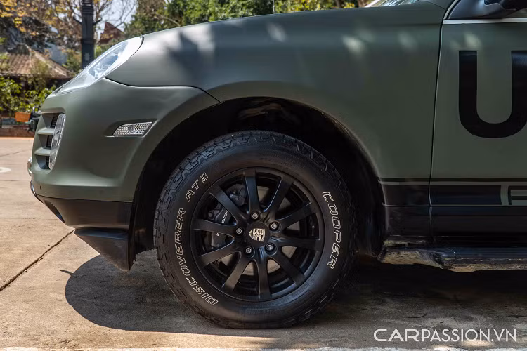 Porsche Cayenne ra mắt toàn cầu năm 2002 là mẫu xe mang sứ mệnh khai phá phân khúc SUV của Porsche và mang về doanh số tốt nhất cho hãng xe thể thao đến từ Đức. Trở lại với chiếc Porsche Cayenne của Đặng Lê Nguyên Vũ trong bài này, chiếc xe thuộc thế hệ đầu tiên và được sản xuất vào năm 2008.