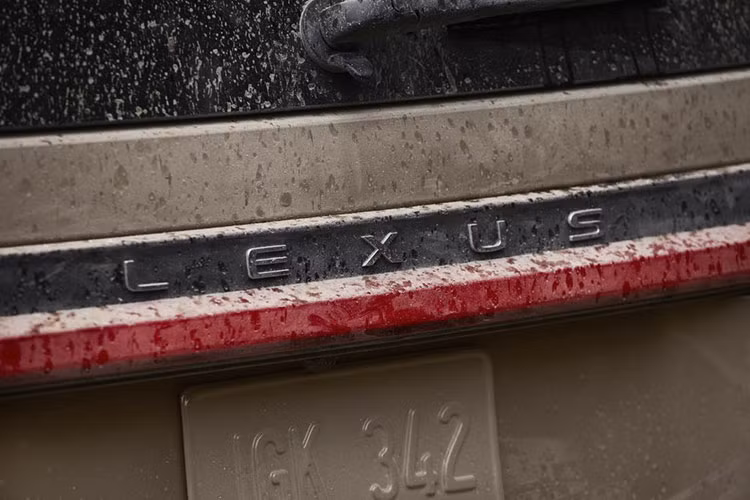 Lexus từng một mực phủ nhận những đồn đoán về việc sẽ ra mắt mẫu xe SUV TX trong năm 2022. Tuy nhiên, thương hiệu xe sang Nhật bản lại khiến cộng đồng ngỡ ngàng khi xác nhận tên gọi TX cho mẫu xe mới, đồng thời cung cấp một ảnh teaser hé lộ những ảnh đầu tiên.
