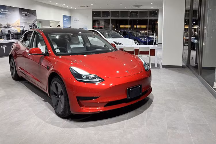 Tesla Model 3 dang giam “kinh hoang”, re ngang Toyota Vios tai Viet Nam
