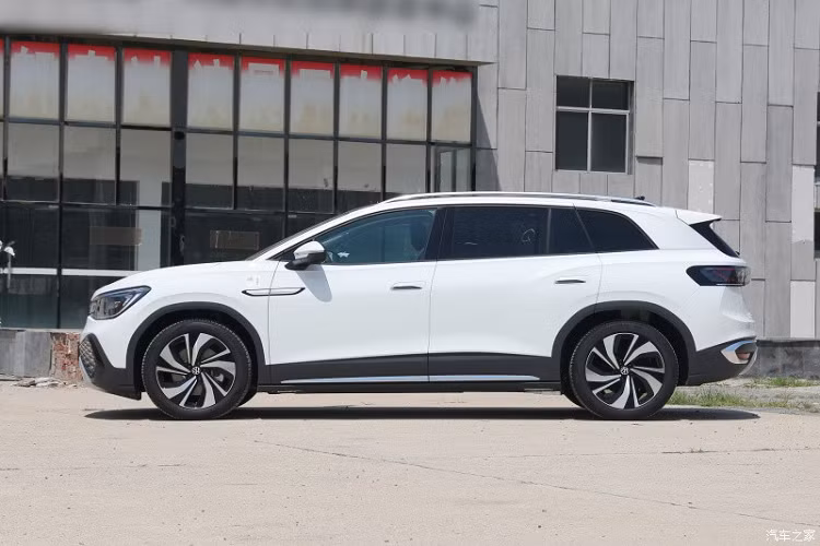 Thú vị còn nằm ở việc cùng lúc với việc ra mắt, 4 phiên bản xe Volkswagen ID.6 Crozz 2024 còn được chính thức tung ra chương trình khuyến mãi trong thời gian có hạn với giá tất cả các mẫu xe giảm 45.000 nhân dân tệ, tương đương 145 triệu đồng, nhờ đó, giá bán xe thấp nhất chỉ từ 213.900 nhân dân tệ, tương đương 688 triệu đồng. Ngoại hình của xe phần lớn không thay đổi.