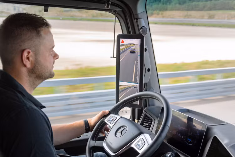 Các kỹ sư thuộc bộ phận Xe tải Mercedes-Benz đã thiết kế eActros 600 đáp ứng các yêu cầu về độ bền của xe và các bộ phận tương tự chiếc Actros đường dài hạng nặng thông thường. Theo đó, chiếc xe điện có thể hoạt động 1,2 triệu km trong 10 năm và tình trạng sức khỏe của pin ở mức trên 80%. Mercedes-Benz Trucks đã phát triển một trục điện 800 volt mới với hai động cơ điện và hộp số 4 cấp đặc biệt để sử dụng trong vận tải đường dài hạng nặng.