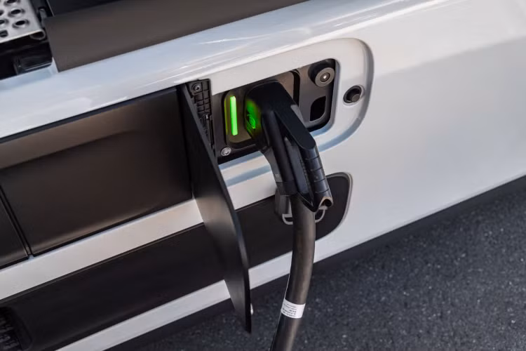 eActros 600 bắt đầu nhận đơn đặt hàng từ bây giờ và dự kiến sản xuất hàng loạt vào cuối năm 2024. Ngoài đầu kéo, bộ phận xe tải Mercedes-Benz sẽ sản xuất các biến thể chuyên dụng vận tải của eActros 600 mang đến cho khách hàng những ứng dụng khả thi hơn trong lĩnh vực vận tải thuần điện. Hiện tại, đã có khoảng 50 nguyên mẫu (prototype) được chế tạo và sẽ được thử nghiệm thực tế với những khách hàng đầu tiên trong giai đoạn tiếp theo. 