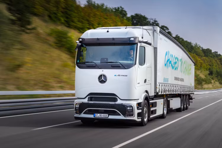 eActros 600 có 3 bộ pin, mỗi bộ có công suất 207 kWh, tổng công suất 621 kWh. Pin dựa trên công nghệ lithium iron phosphate (LFP) tuổi thọ dài. Công nghệ LFP có thể sử dụng khoảng 95% công suất lắp đặt so với các công nghệ pin khác. Điều này cho phép phạm vi lái xe cao hơn với dung lượng pin được lắp đặt.