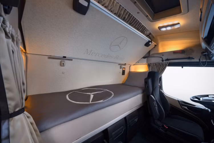 Mercedes-Benz Trucks đã phát triển hai bộ chuyển đổi công suất cho eActros 600. Bộ chuyển đổi công suất điện-cơ giúp vận hành các thiết bị thủy lực hoặc cơ khí như sơ mi rơ moóc silo. Bên cạnh đó còn có thể ngắt nguồn điện DC hoặc AC khi bộ biến tần chuyển đổi dòng điện một chiều từ mạng điện áp cao thành dòng điện xoay chiều. Các giải pháp cho thùng xe đông lạnh hoặc sơ mi rơ moóc đông lạnh có thể hoạt động.