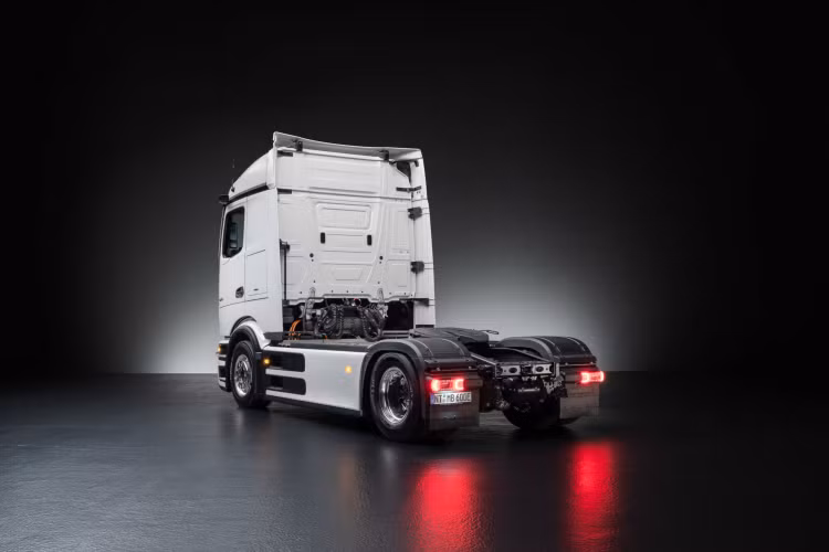 Động cơ điện eActros 600 tạo ra công suất liên tục 400 kW tương đương 536 mã lực và như công suất tối đa 600 kW tương đương 804 mã lực. Đảm bảo khả năng tăng tốc mạnh mẽ, cảm giác lái thoải mái và khả năng vận hành ổn định. Công suất được tối ưu, hầu như không bị gián đoạn mô-men xoắn.