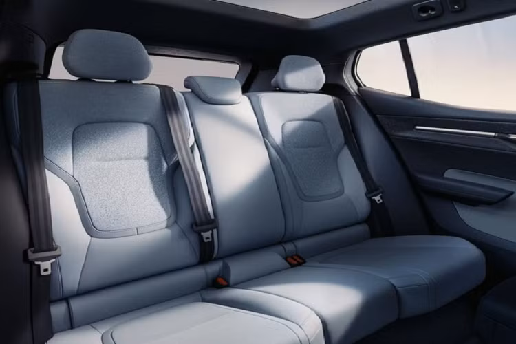 Volvo EX30 có đến 5 tùy chọn màu ngoại thất khác nhau, trong đó có các tông màu pastel trẻ trung như xanh nhạt Cloud Blue và vàng rêu Moss Yellow. Bên trong khoang cabin của EX30 có thiết kế khá tối giản nhưng vẫn đầy đủ tiện nghi.