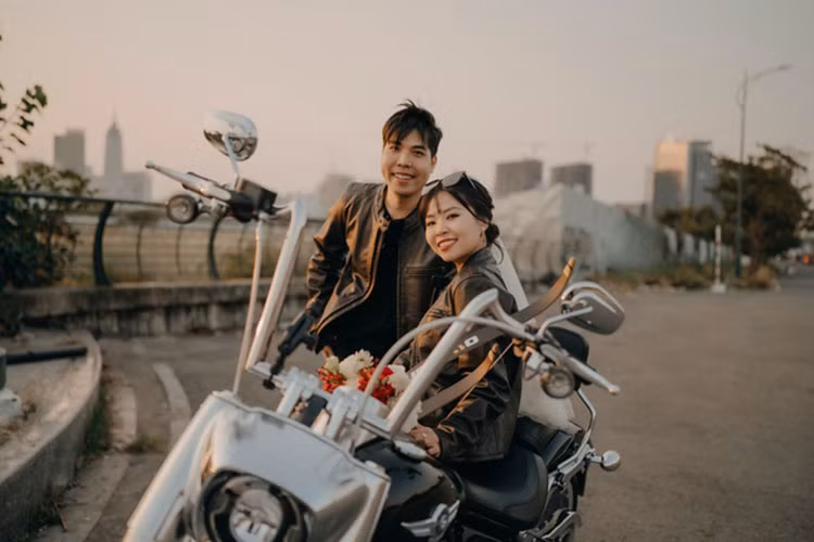 Vì thế khi khi Bảo Trân tiến vào lễ đường bằng mô tô, nhiều người đứng lên hò reo trong tiếng động cơ vang dội. Khi thấy cô dâu Bảo Trân mặc trên mình bộ váy cưới tinh khôi, ngồi trên chiếc xe phân khối Harley Davidson 1.800 phân khối của mình chầm chậm tiến vào lễ đường, chú rể Hữu An đã phải thốt lên: “Trời ơi, em ngầu quá!".