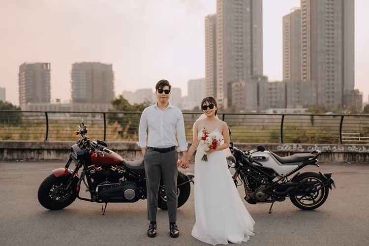 Cô dâu cũng lựa chọn mặc váy cưới đơn giản, không quá to và không mang giày cao gót. Quan khách tham gia lễ cưới không biết trước màn xuất hiện đặc biệt của cô dâu.