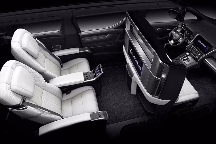 Lexus cung cấp cho khách hàng 3 tùy chọn cấu hình ghế ngồi là 4,6 và 7 chỗ. Trong đó, mẫu 4 chỗ là loại sang trọng nhất với các trang bị đáng chú ý như: vách ngăn giữa hàng ghế trước và hàng ghế sau, màn hình rộng 48 inch, tủ lạnh, ngăn chứa đồ đặc biệt…