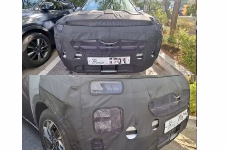 Ngoài ra, Hyundai Creta facelift cũng sẽ nhận được những điều chỉnh nhỏ đối với các chi tiết mạ chrome, tấm ốp, cụm đèn hậu LED,... Khả năng cao mâm xe hợp kim cũng sẽ có thiết kế mới. Về truyền động, động cơ xăng tăng áp 1.4L của Creta hiện tại đã ngừng sản xuất và nó cũng sẽ không xuất hiện trên phiên bản facelift.