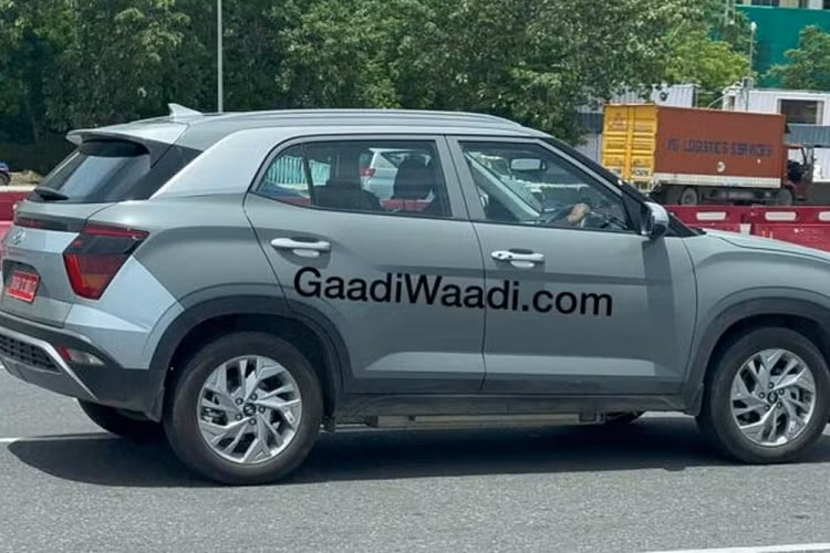 Phiên bản nâng cấp của Hyundai Creta dành cho Ấn Độ sẽ có kiểu dáng độc đáo, khác biệt so với phiên bản tiền nhiệm. Phần đầu xe sẽ có lưới tản nhiệt rộng hơn với các chi tiết trang trí tương tự như Verna sedan mới.