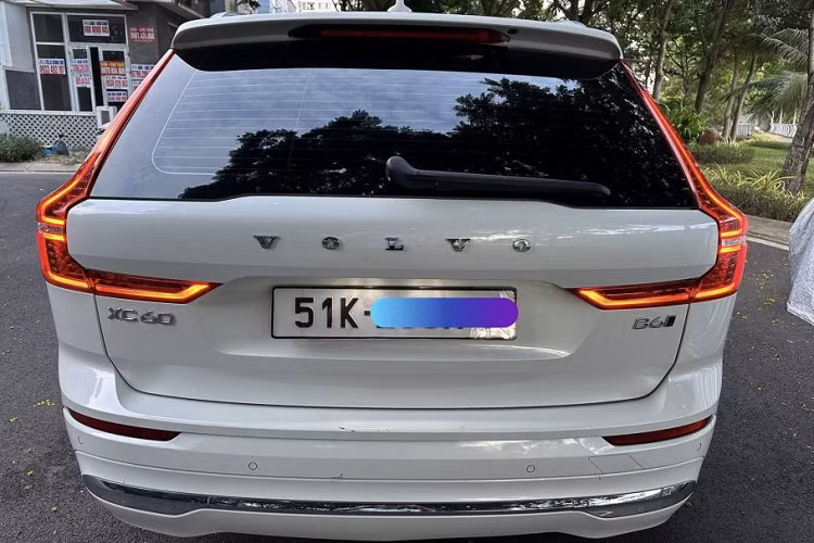 Phiên bản Volvo XC60 2021 của diễn viên Ngọc Lan sử dụng cần số pha lê, động cơ loại 2 lít I4 tăng áp cho công suất 320 mã lực, mô-men xoắn cực đại 400 Nm tại 2.200-5.400 vòng/phút. Hộp số tự động 8 cấp, hệ dẫn động 4 bánh tự động toàn thời gian.